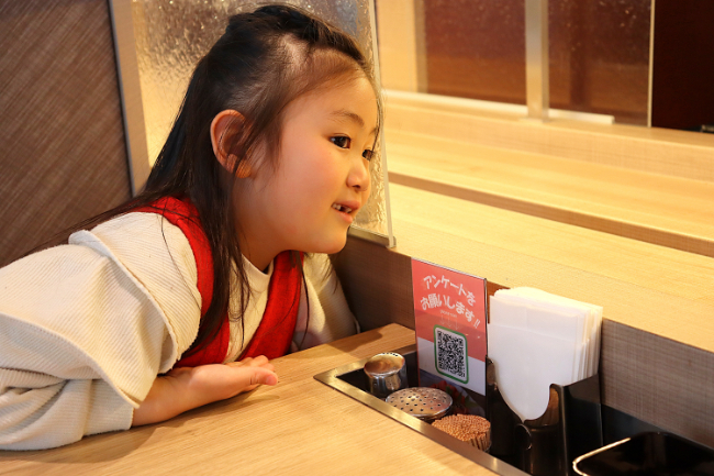 お肉の到着を待つ女の子