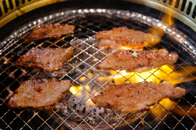 お肉を焼く様子