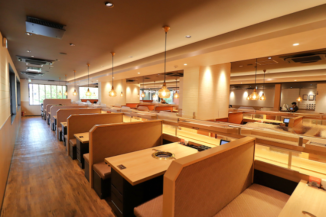『焼肉やる気PREMIUM 西大路五条店』の内観