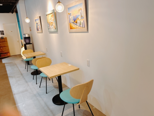 店内のイートインスペース(手前)