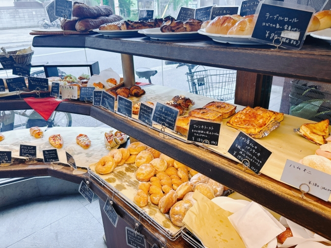 店内のパン棚