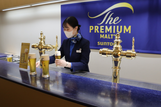 ビールを注ぐ様子