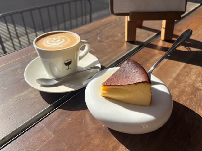 『Gastromesón Chuleta』のチーズケーキとカフェラテ
