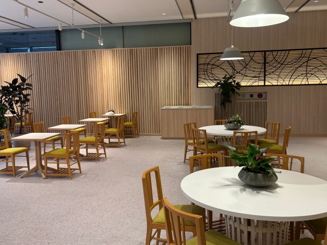 『Natural cafe』のテーブル席