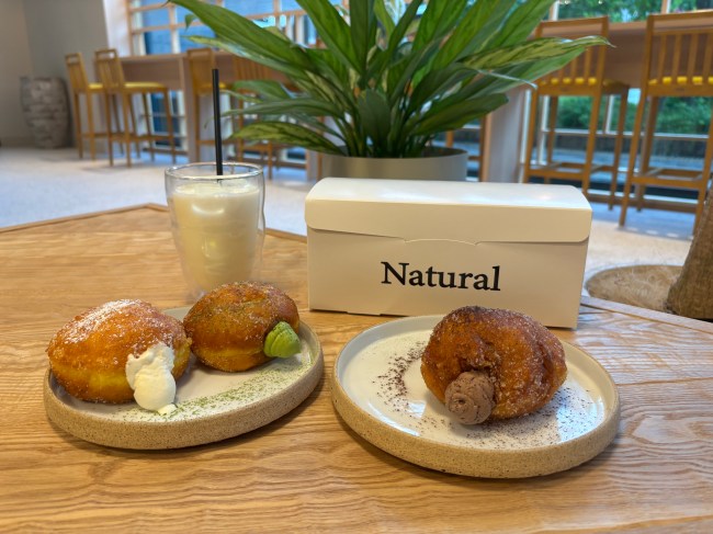 『Natural cafe』のドーナツとドリンク