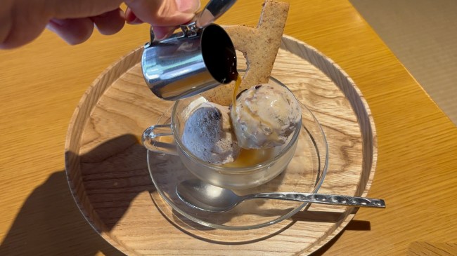 アフォガードアイスにほうじ茶をかける様子