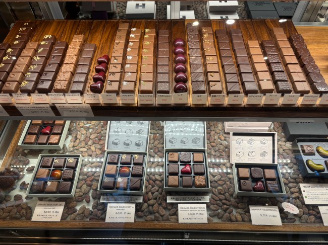 Chocolaterie HISASHIのショーケースに並ぶチョコレート
