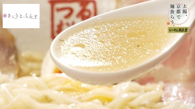 蓮華に乗ったスープ