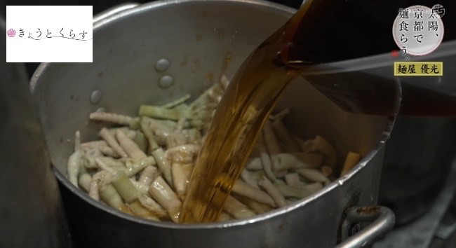 醤油やみりんで味付けをしてじっくりと煮込む様子