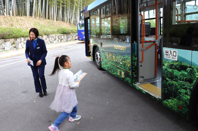 バスに乗り込む女の子
