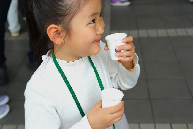 水の飲み比べをする女の子