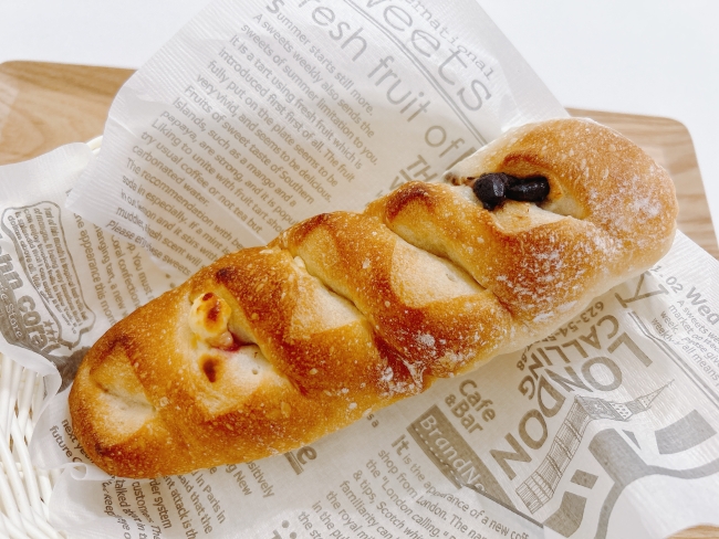 『チョコとフランボワーズとクリームチーズのパン』(250円)