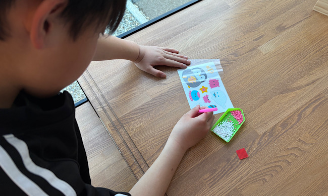 「つくろう!ビーズアートシール」の遊んでいる様子