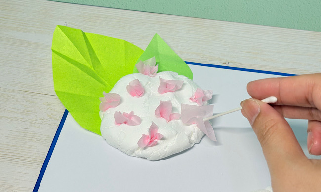 紙粘土に花紙をつける