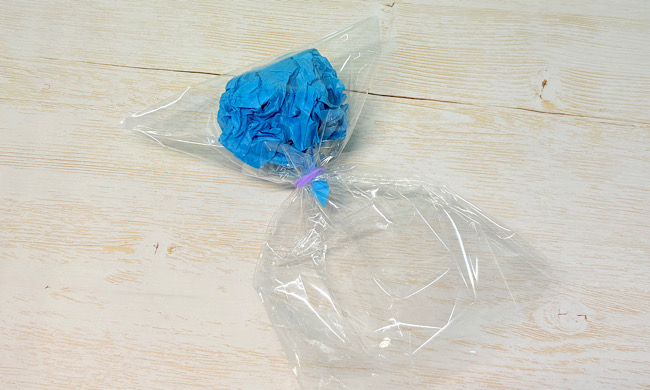 ビニールに花紙を入れる