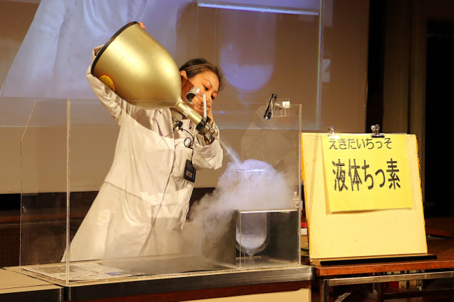 化学実験をする女性
