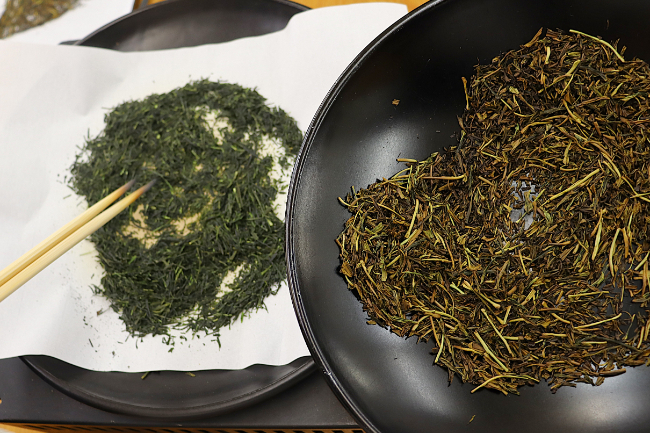 茶葉を炒める様子