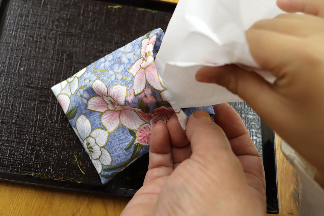 巾着袋にお茶を詰める様子
