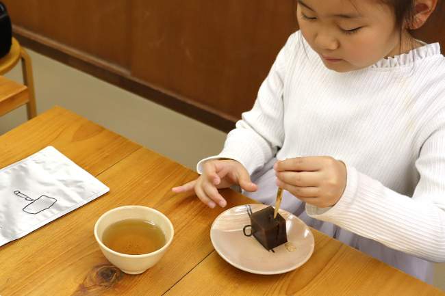 お茶菓子を食べる女の子