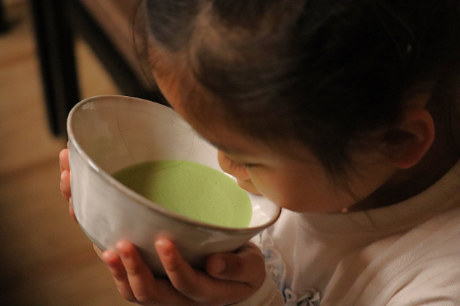 お茶を飲む女の子