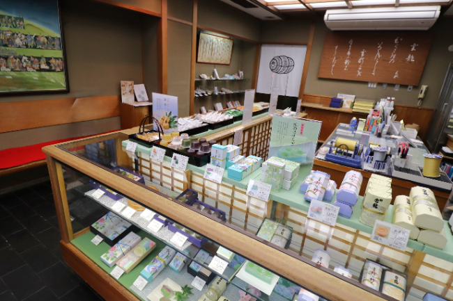 俵屋吉富 本店の内観