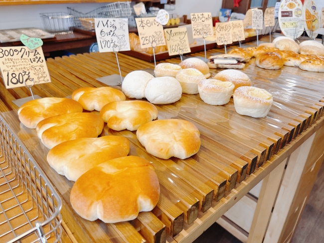 店内のパン棚