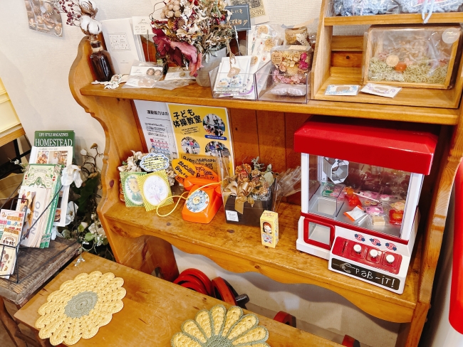 店内に陳列された雑貨やおもちゃ