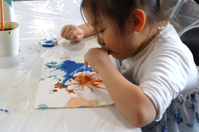 紙に絵を書く女の子