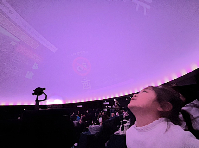 プラネタリウムを楽しむ子ども