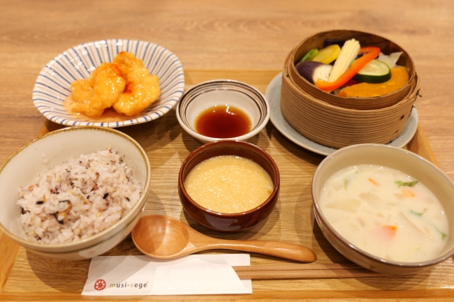 十六穀物とろろごはん 海老マヨチリ