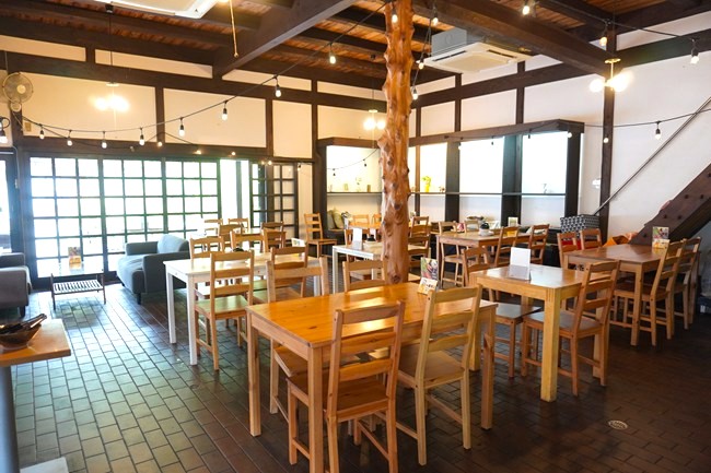 大原リバーサイドカフェキリンの店内