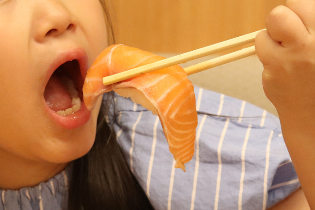 サーモンを食べているところ