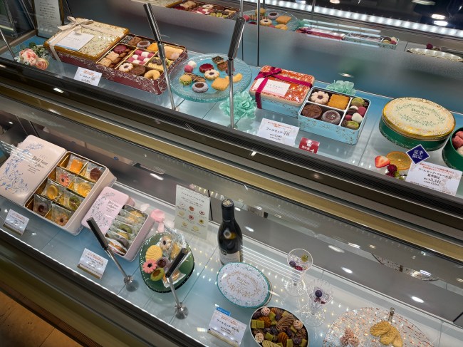 ショーケースに並ぶクッキー缶