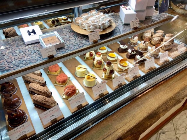 Chocolaterie HISASHIのショーケースに並ぶケーキ
