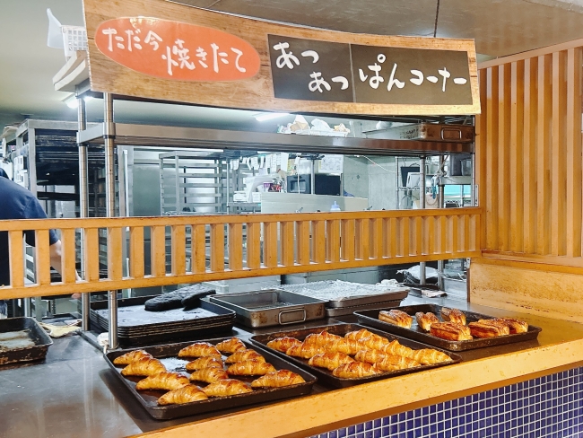 ただ今焼きたて あっつあつパンコーナー
