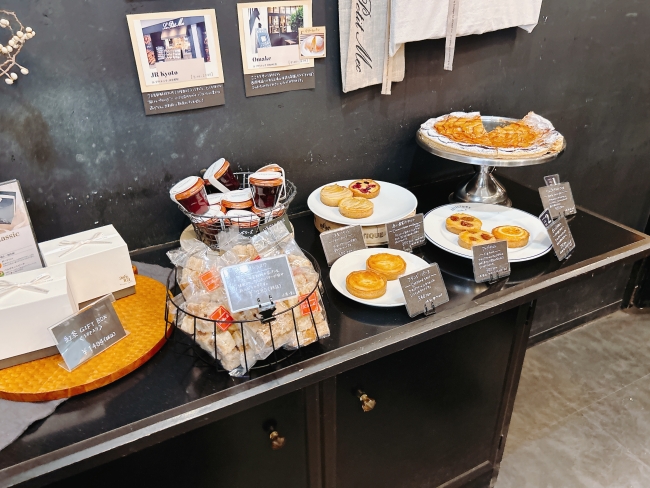 店内の焼き菓子やタルトのコーナー