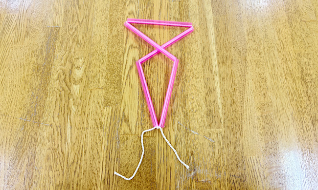 ねじられた五角形のストロー