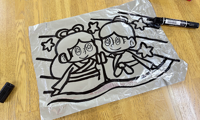 太く縁取られたイラストが描かれたアルミホイル