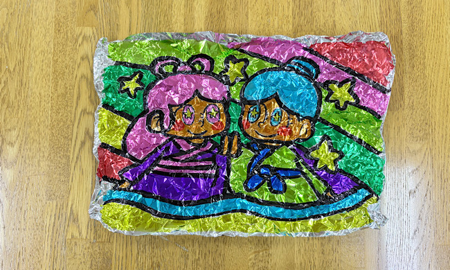 イラストが描かれたステンドグラス風のアルミホイル