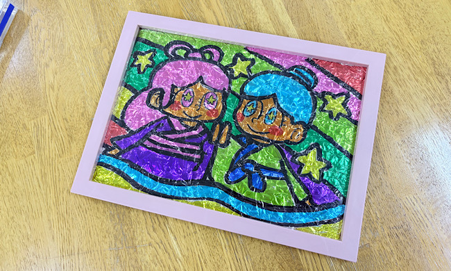 額に入れられたステンドグラス風のアルミホイルアート