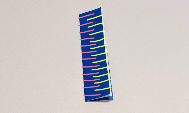 切り込みの目安がついた折り紙