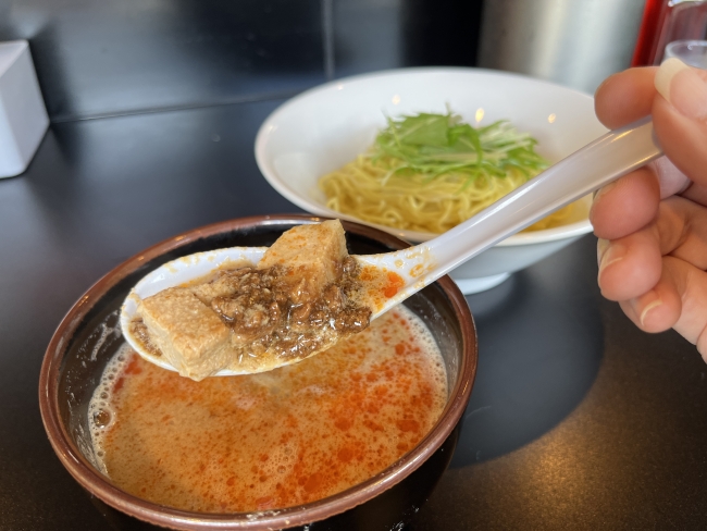 つけ汁の中の具材(角煮と肉味噌)