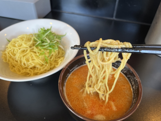 麺を持ち上げた様子