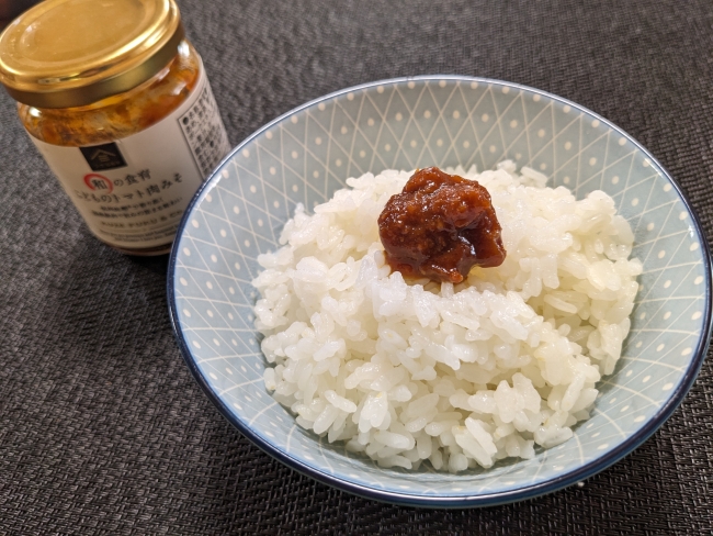 ご飯にのせたトマト肉みそ