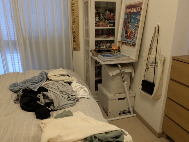 ベッドの上に散乱した洋服