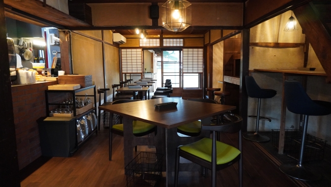 囲と囲曲1階店内