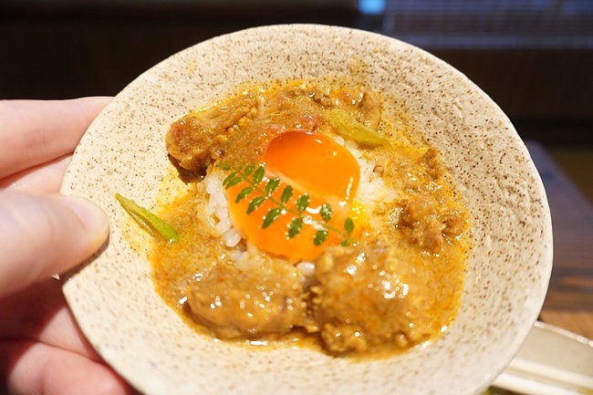 西京みそ漬け卵黄を載せた麦ご飯