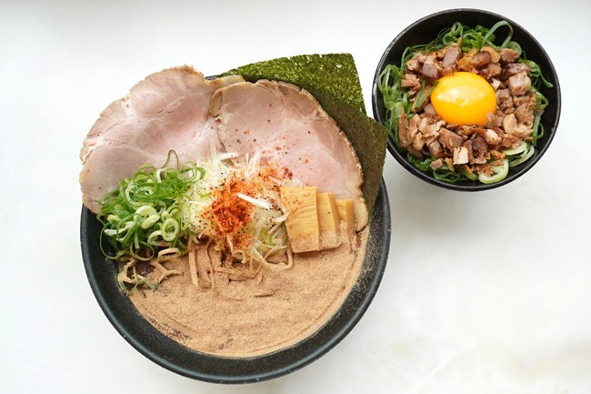 とことん魚と肉玉丼のセット