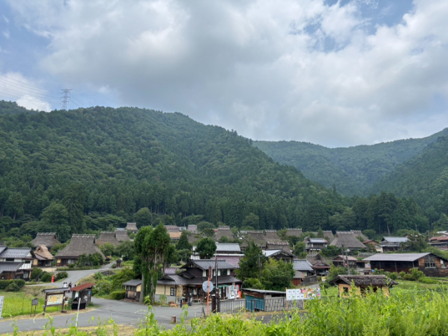 遠くに見えるかやぶきの里
