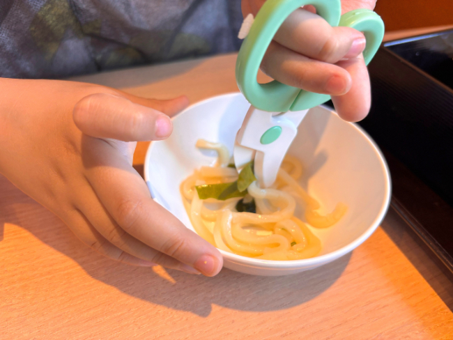 フードカッターでうどんを切っているところ